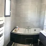 Spacieuse Avec Piscine A - 150 M² *