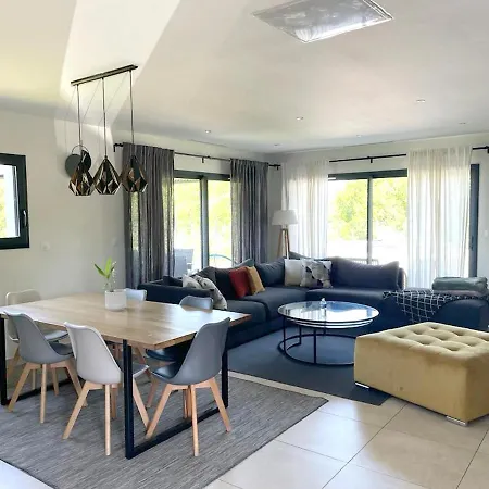 Spacieuse Avec Piscine A - 150 M² Villa