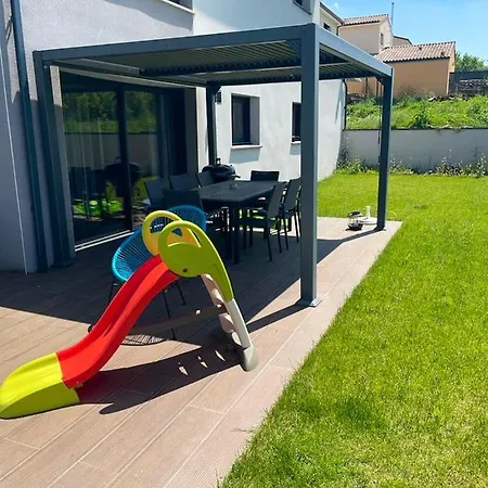 Villa Spacieuse Avec Piscine à - 150 M²