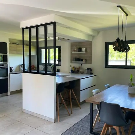 Spacieuse Avec Piscine à - 150 M² Villa