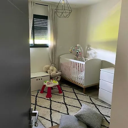 Spacieuse Avec Piscine à - 150 M² Villa *