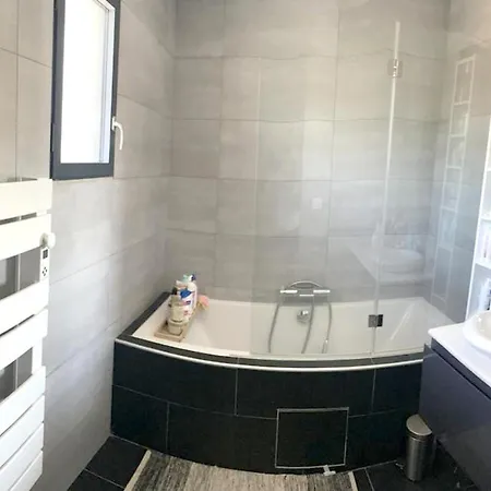 Spacieuse Avec Piscine A - 150 M² *