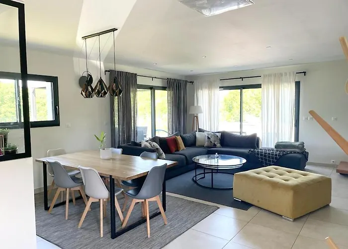 Spacieuse Avec Piscine A - 150 M² Villa