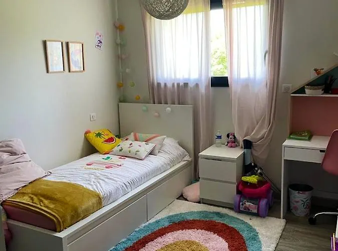 Spacieuse Avec Piscine A - 150 M² *