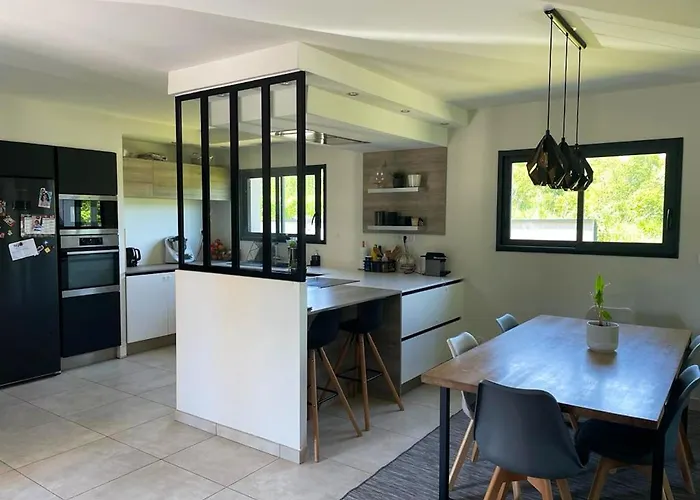 Spacieuse Avec Piscine A - 150 M² Villa