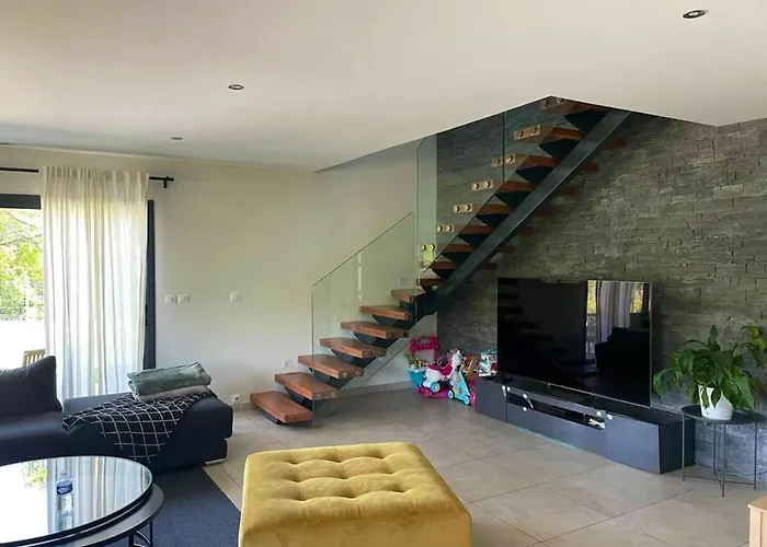 Spacieuse Avec Piscine A - 150 M² * Deyme