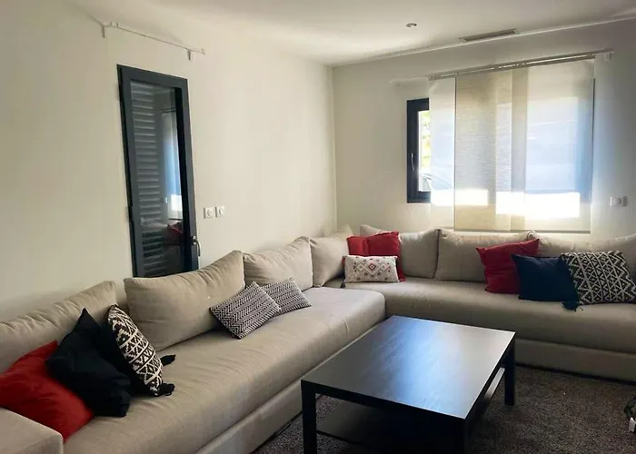 Spacieuse Avec Piscine A - 150 M² *