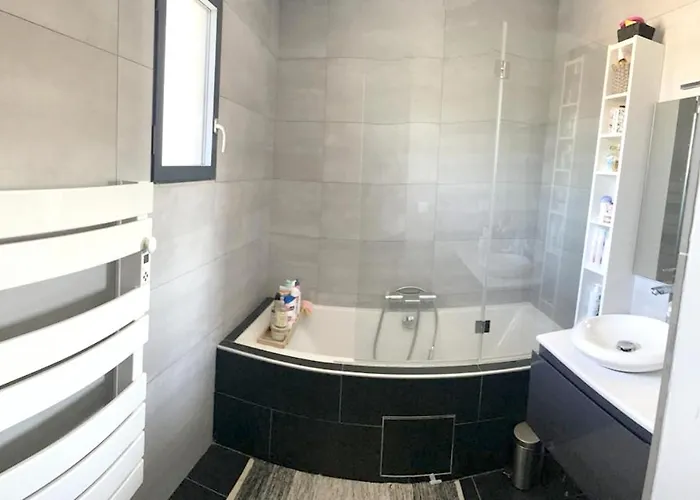 Spacieuse Avec Piscine A - 150 M² *